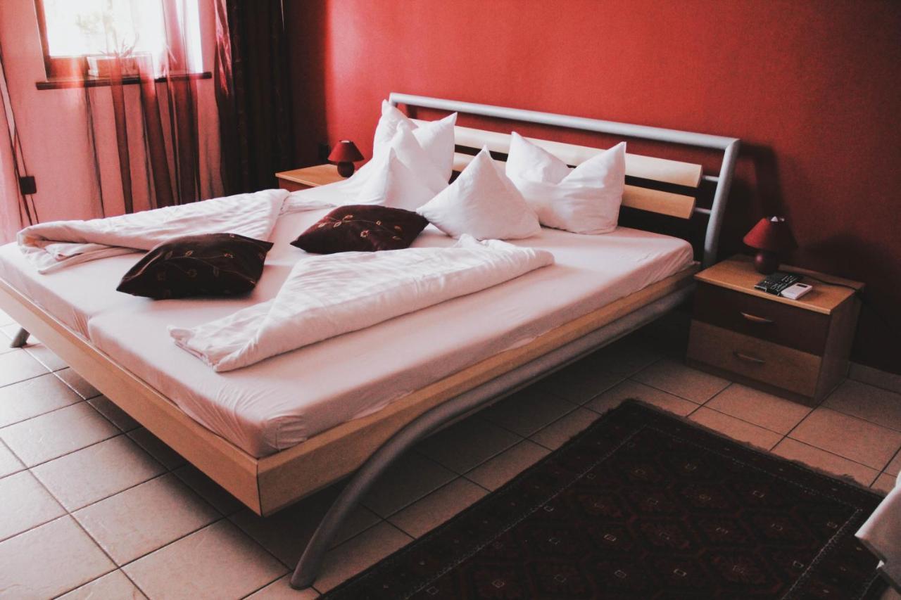 Bed and Breakfast Pannonhalma Panzió Esterno foto
