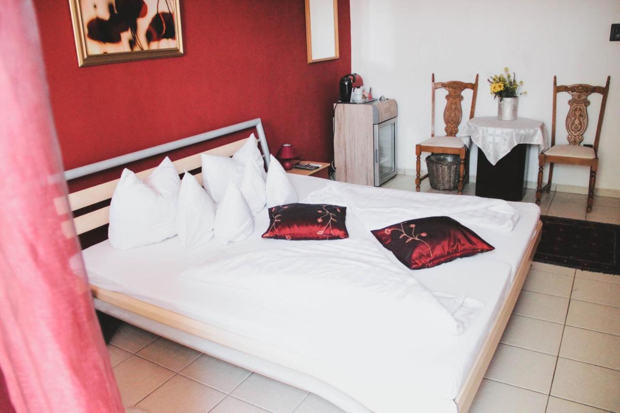 Bed and Breakfast Pannonhalma Panzió Esterno foto