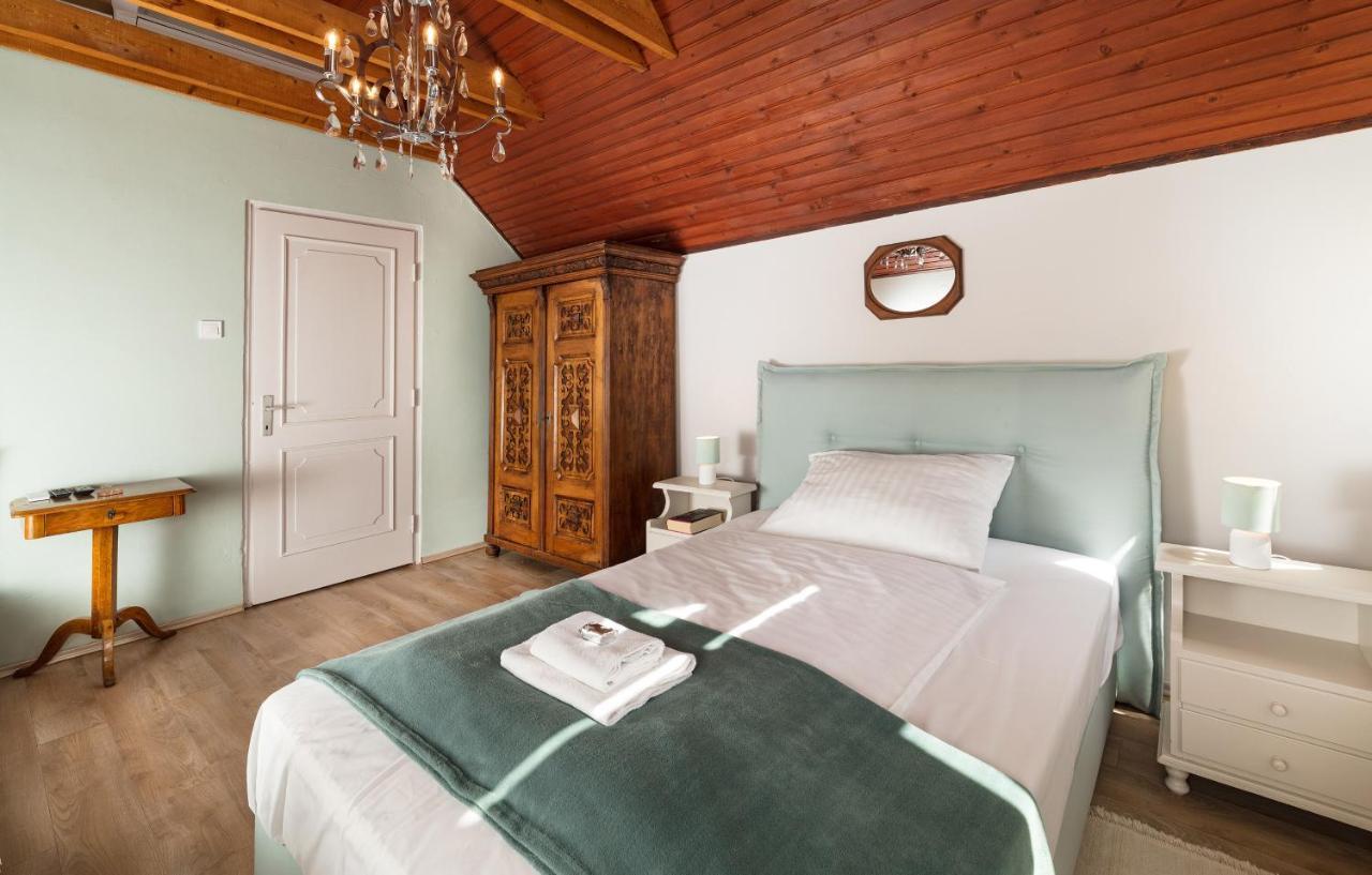 Bed and Breakfast Pannonhalma Panzió Esterno foto