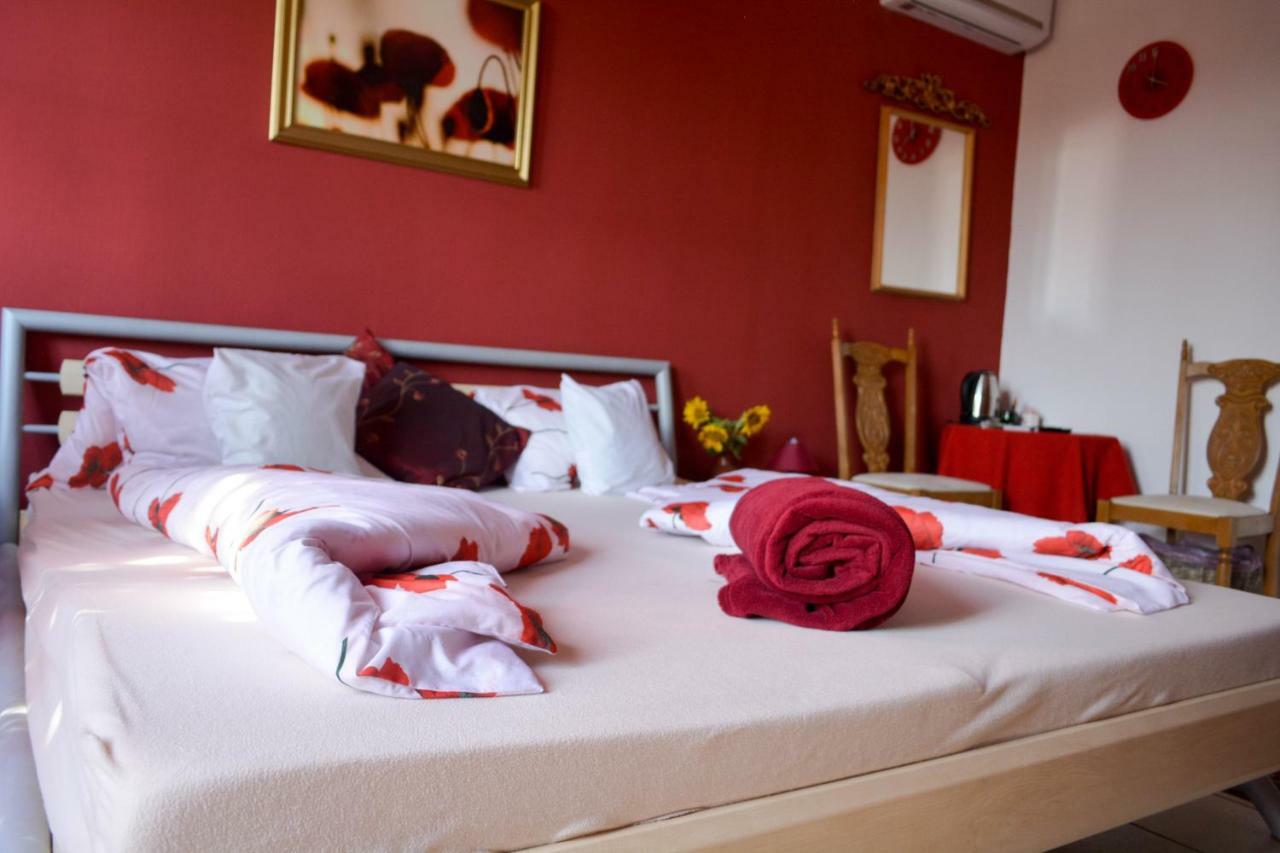 Bed and Breakfast Pannonhalma Panzió Esterno foto
