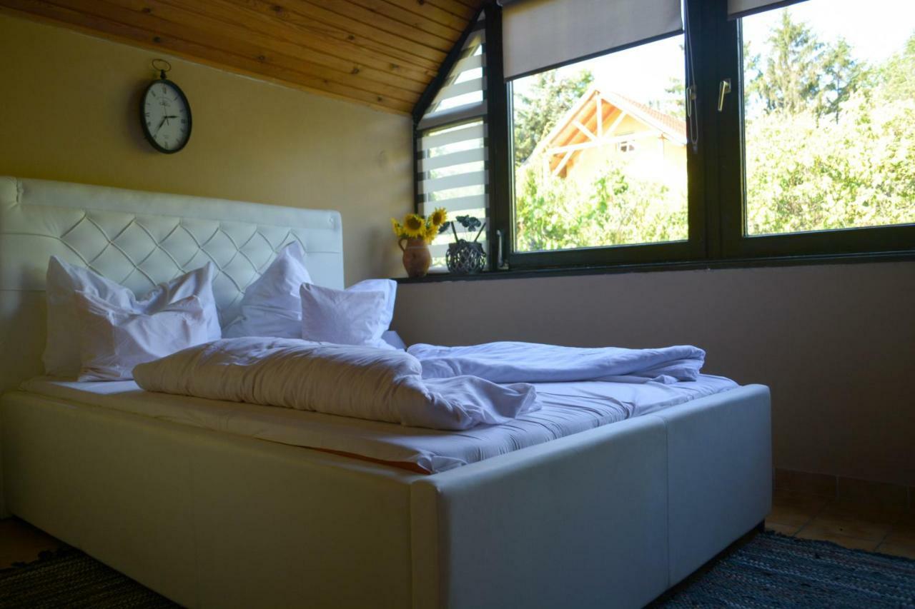 Bed and Breakfast Pannonhalma Panzió Esterno foto